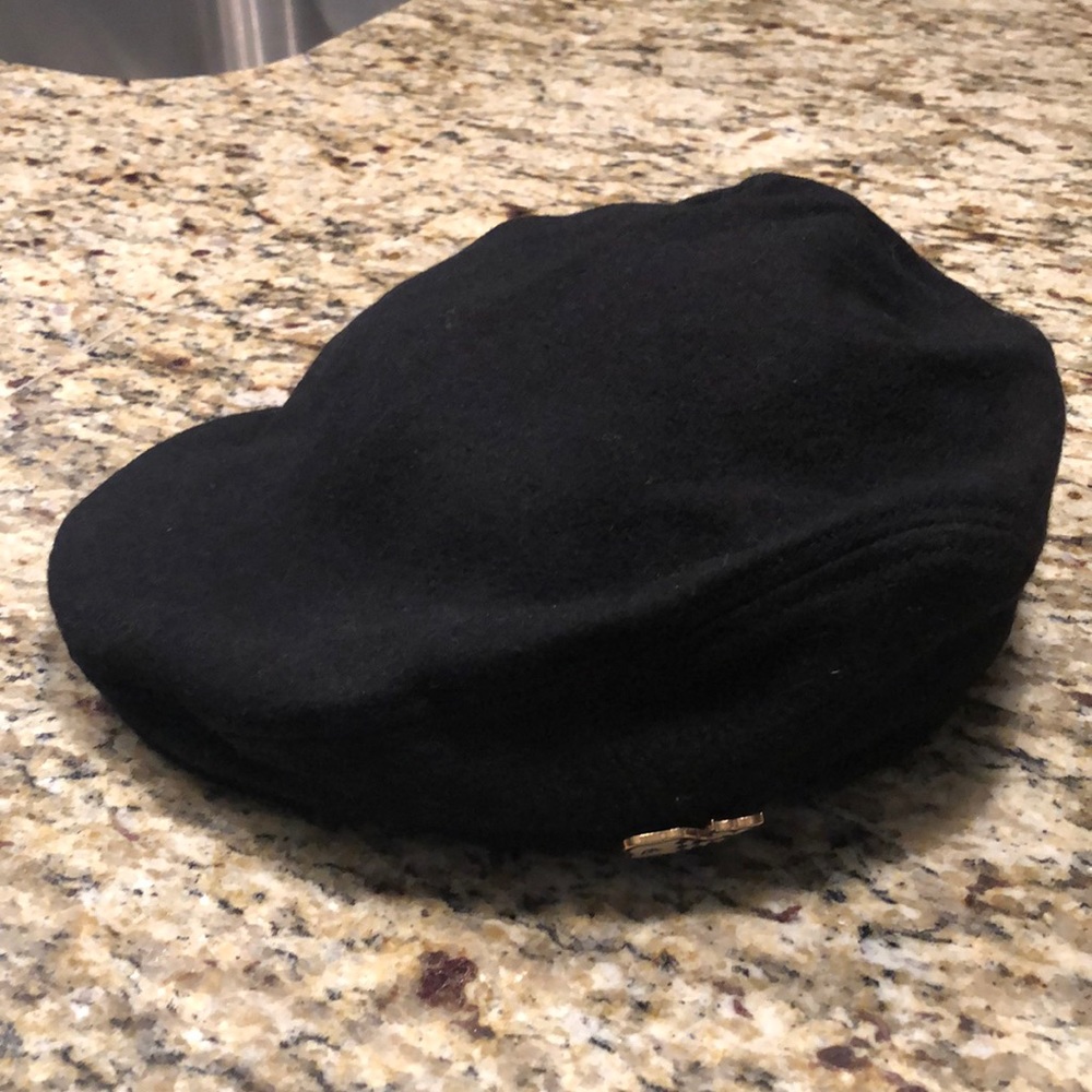 Allyance Black news boy cap.